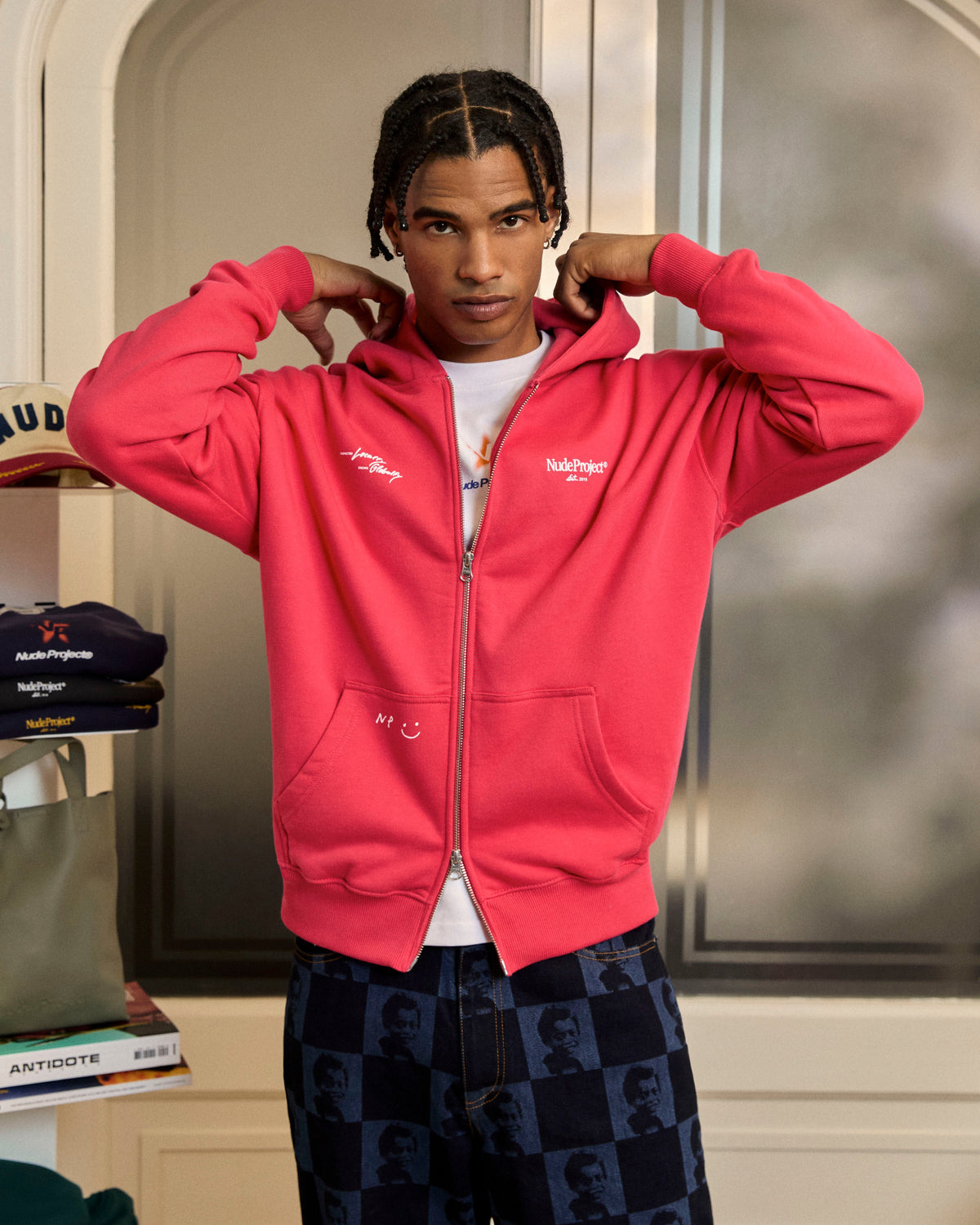 man [Model is 180cm/5'11" wearing size L]