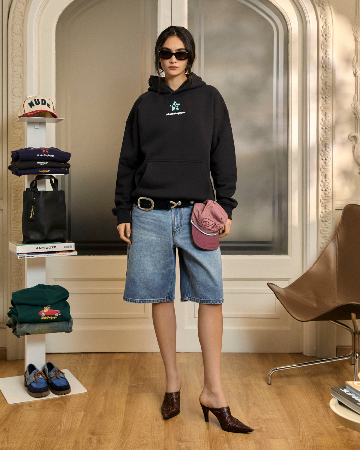 woman [Woman model is 175cm/5'9" wearing size M]