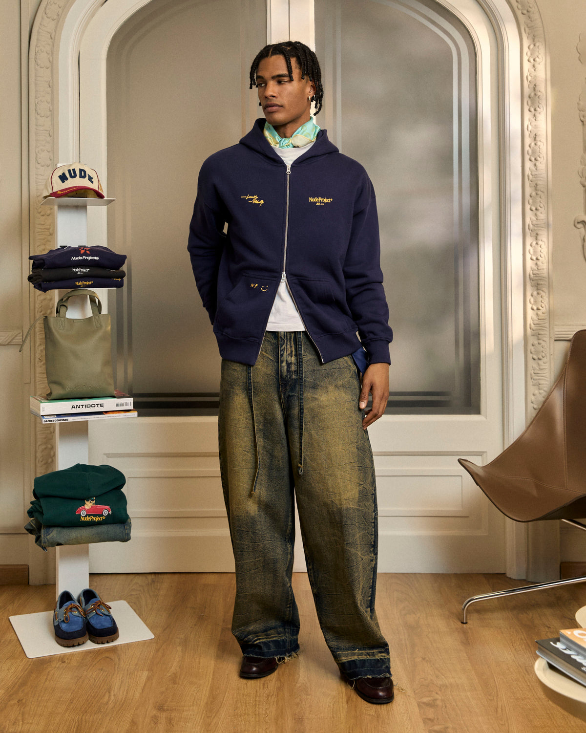 man [Model is 180cm/5'11" wearing size L]