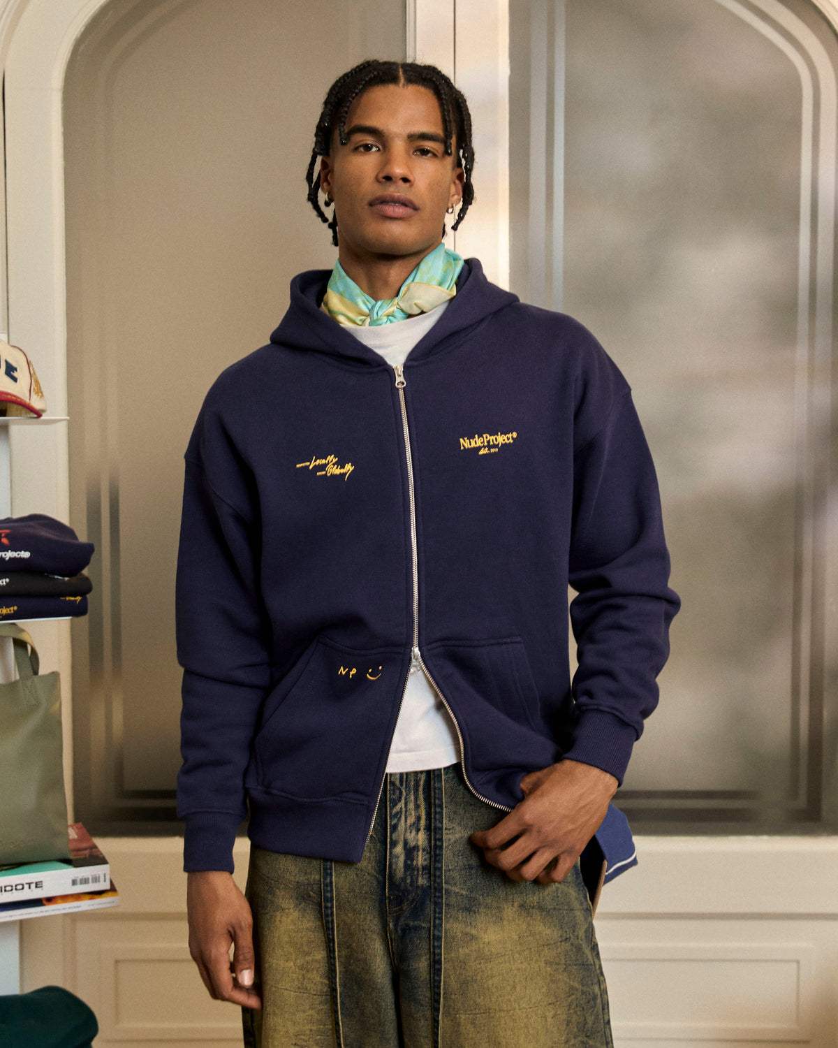 man [Model is 180cm/5'11" wearing size L]