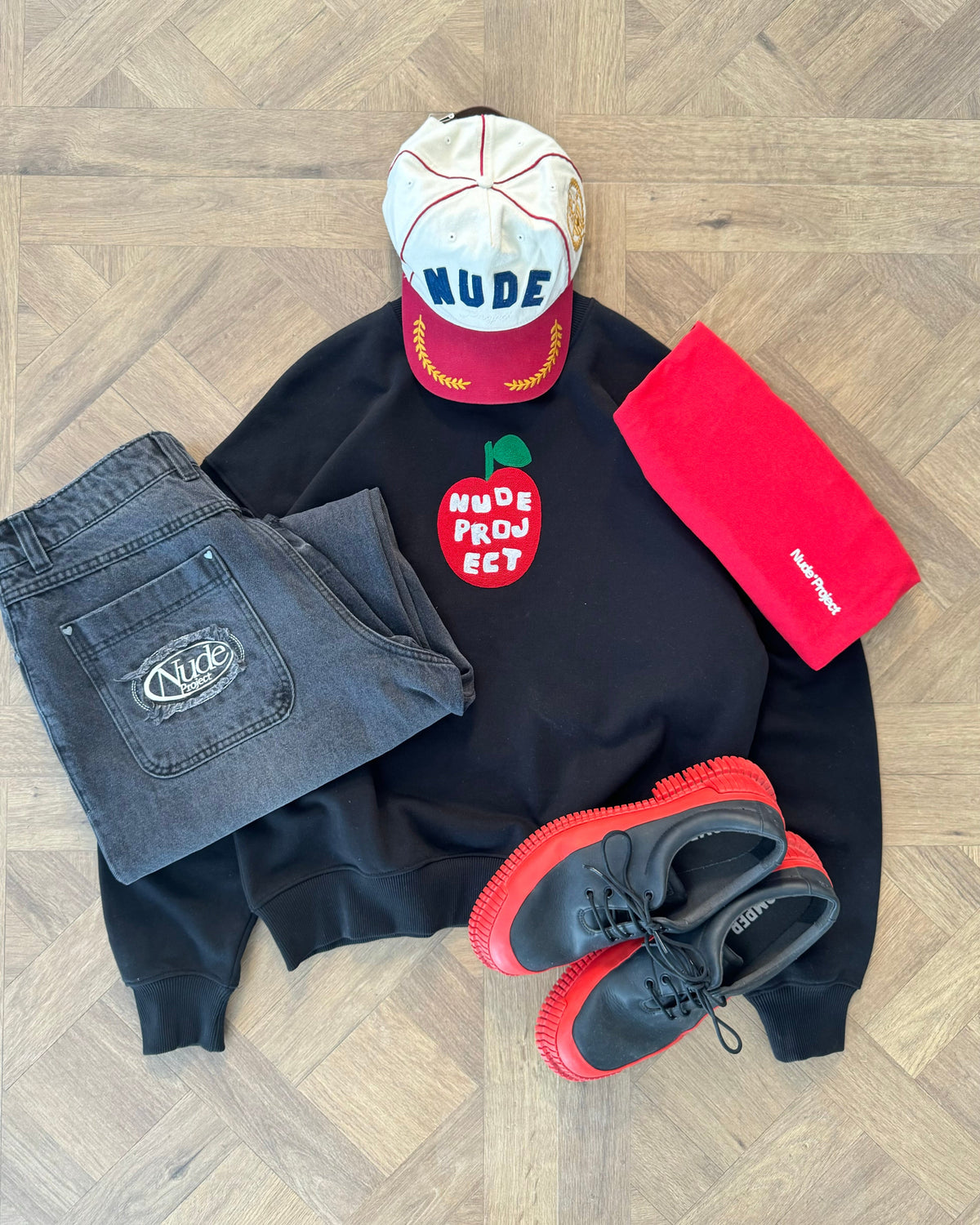 Apple Crew Sweatshirt Black