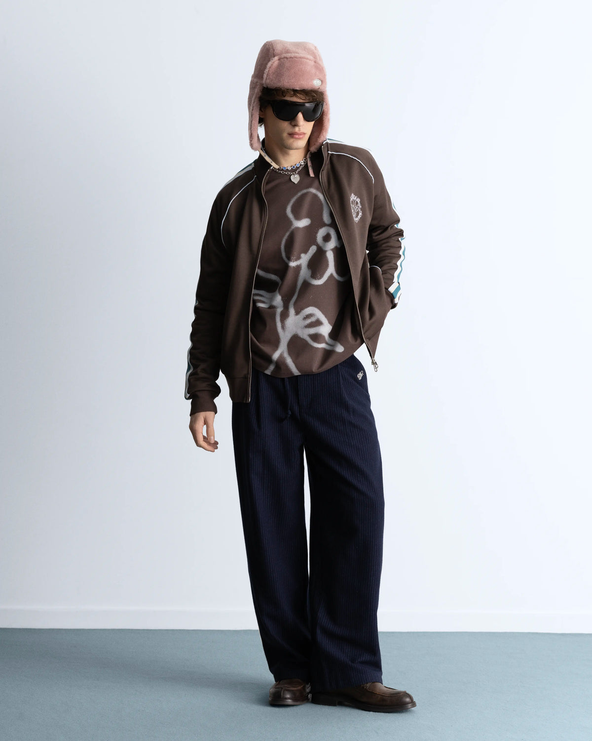 MAN [Model is 1.83 m / 6’0” wearing size L]