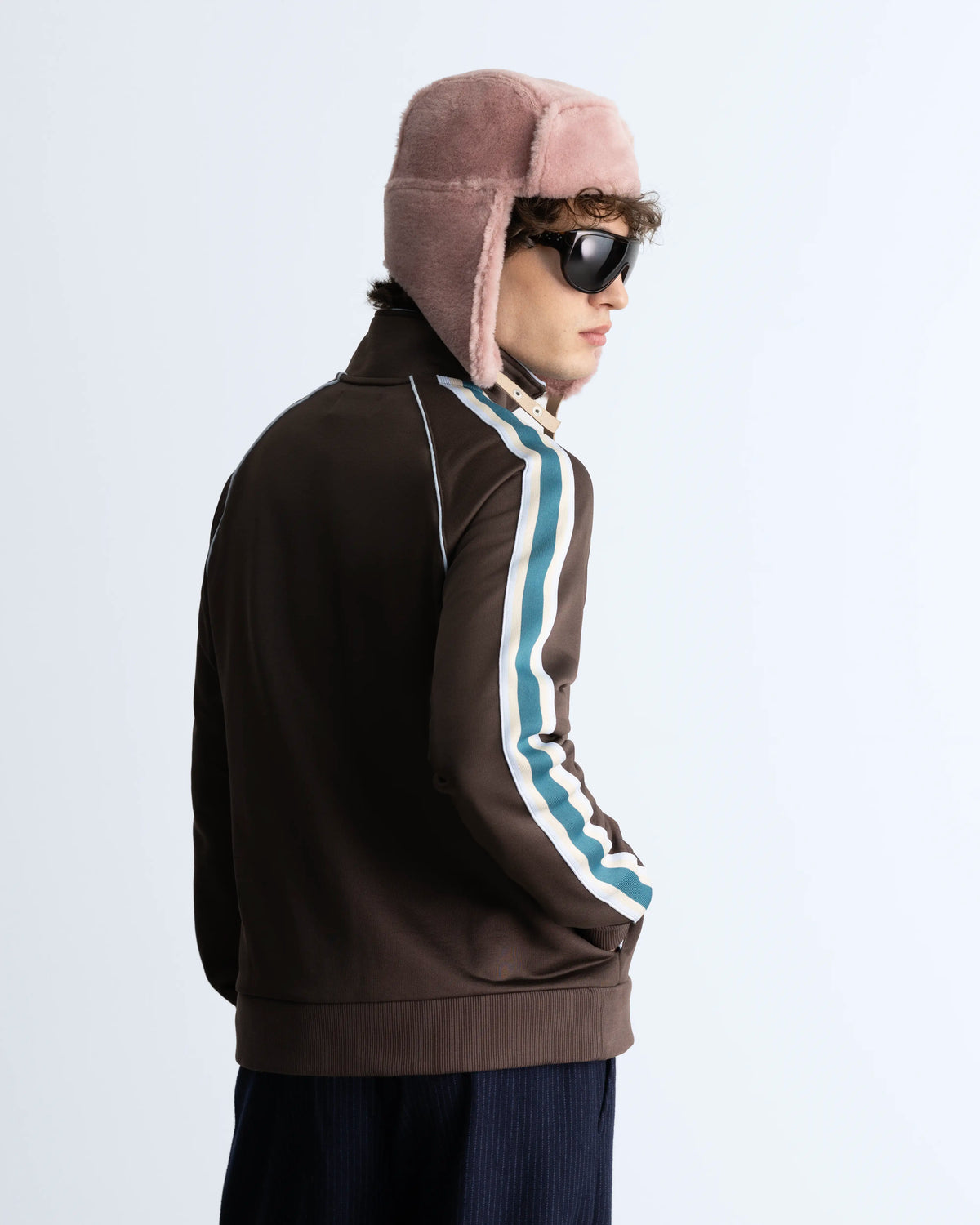 MAN [Model is 1.83 m / 6’0” wearing size L]