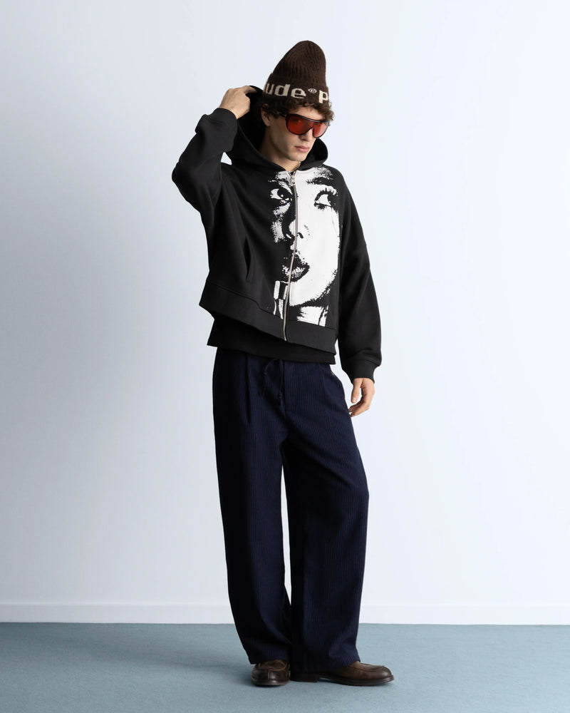 MAN [Model is 1.83 m / 6’0” wearing size M]