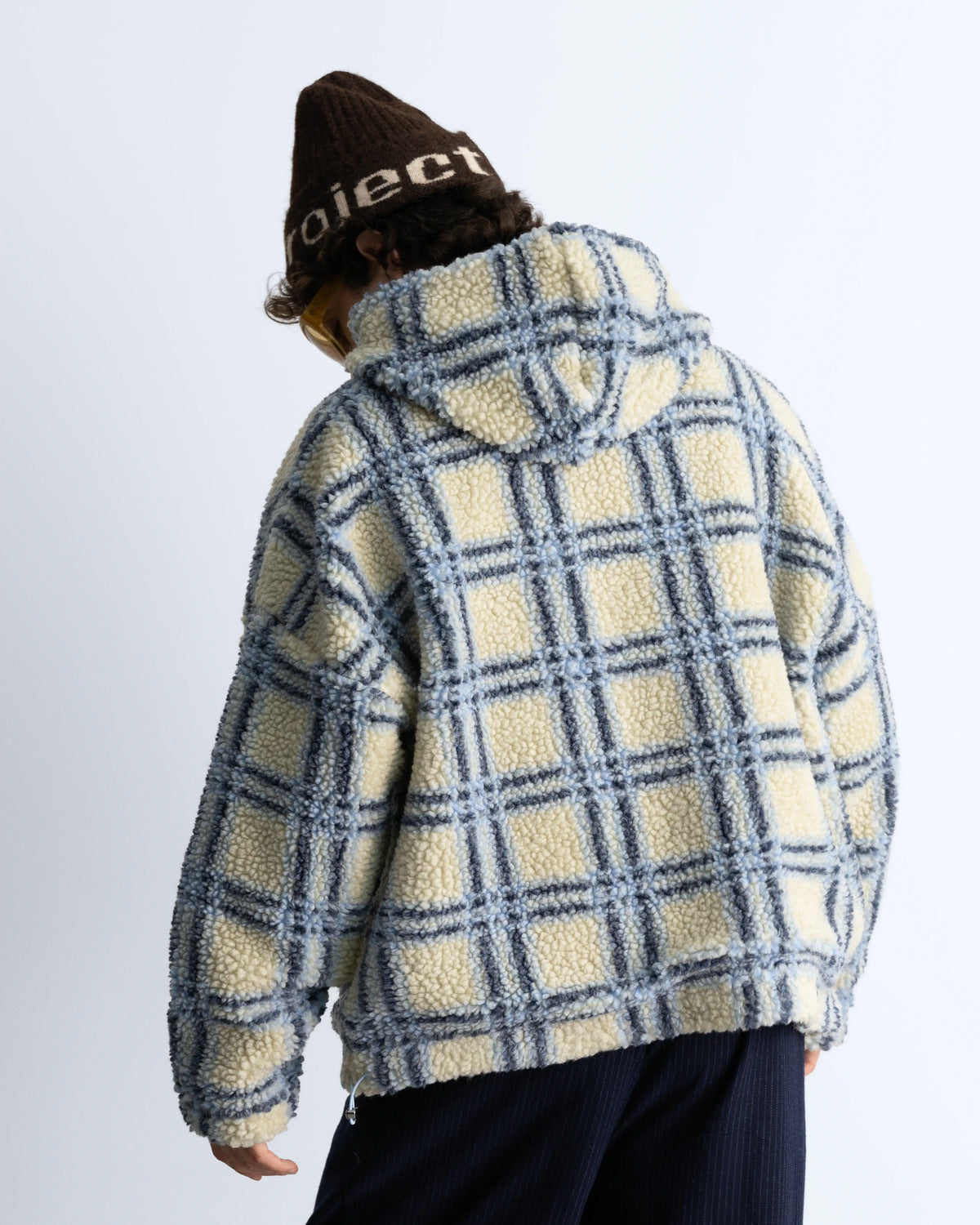 MAN [Model is 1.83 m / 6’0” wearing size L]