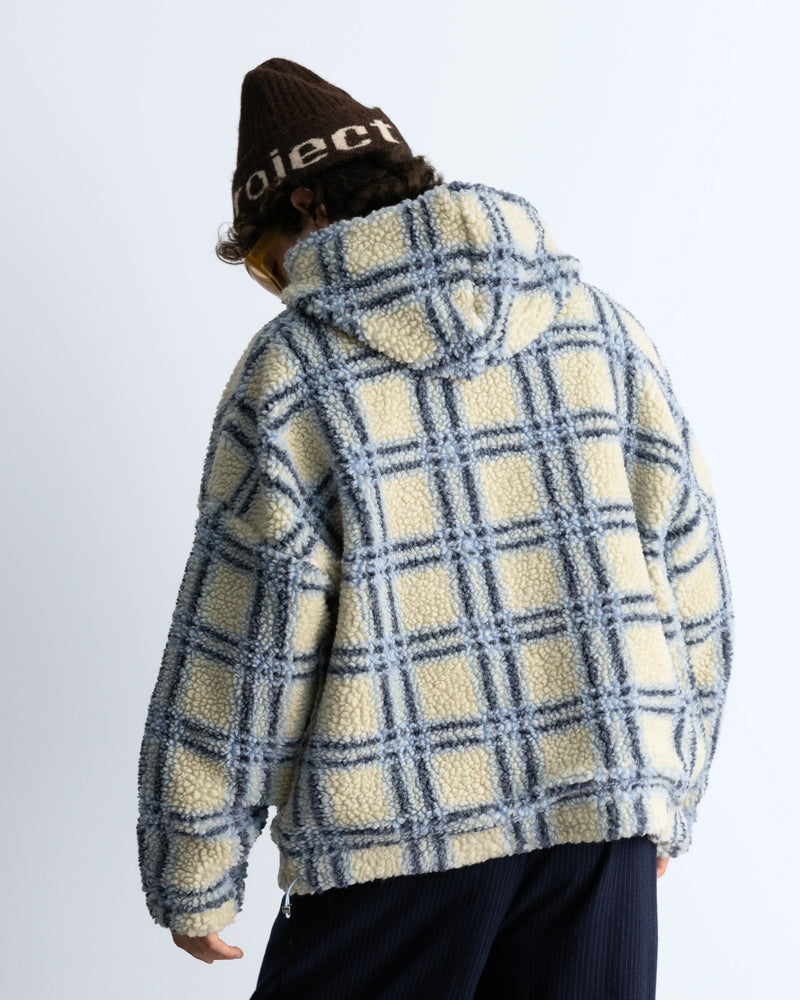 MAN [Model is 1.83 m / 6’0” wearing size L]