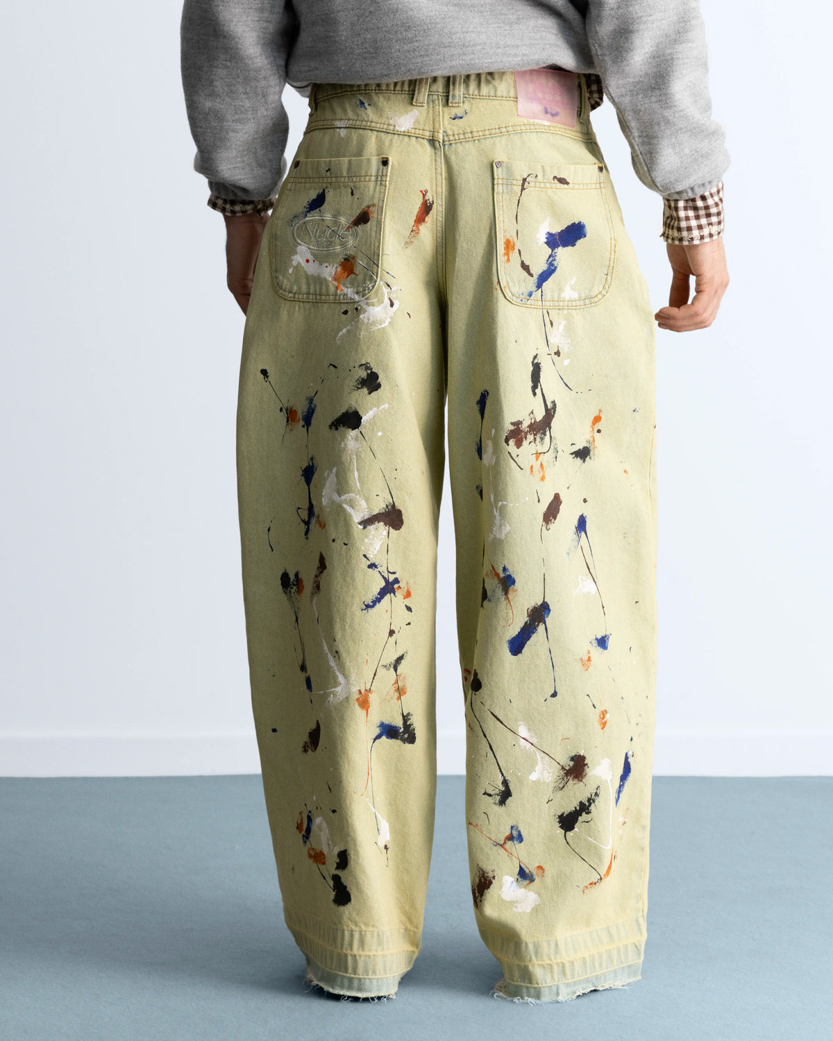 MAN [Model is 1.83 m / 6’0” wearing size M]