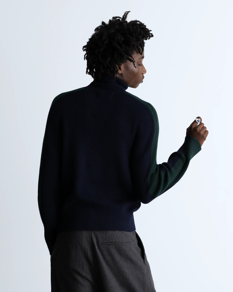 MAN [Model is 1.89 m / 6’2” wearing size M]