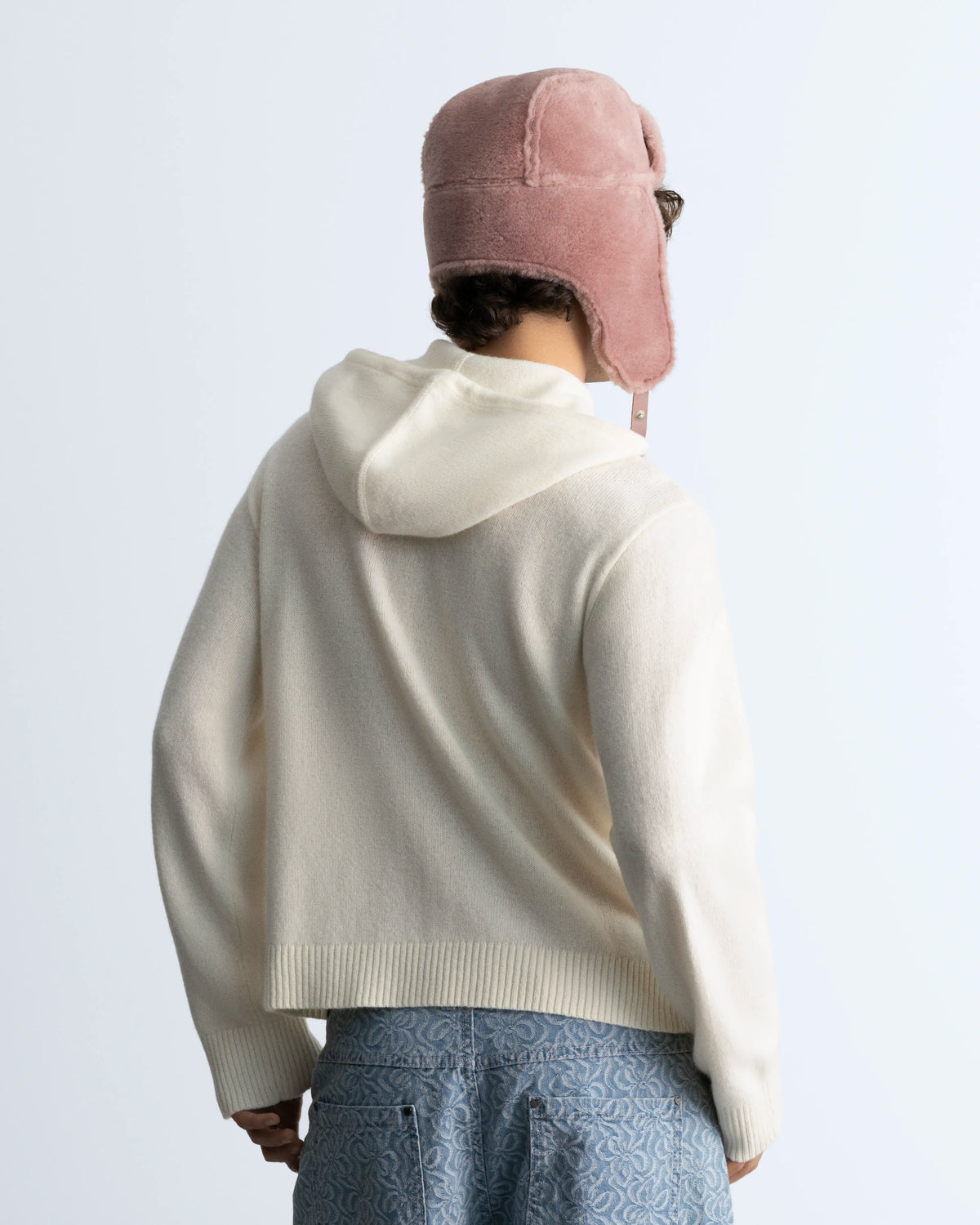 MAN [Model is 1.83 m / 6’0” wearing size L]