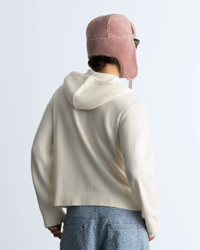 MAN [Model is 1.83 m / 6’0” wearing size L]