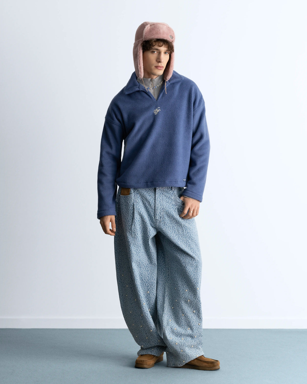 MAN [Model is 1.83 m / 6’0” wearing size M]