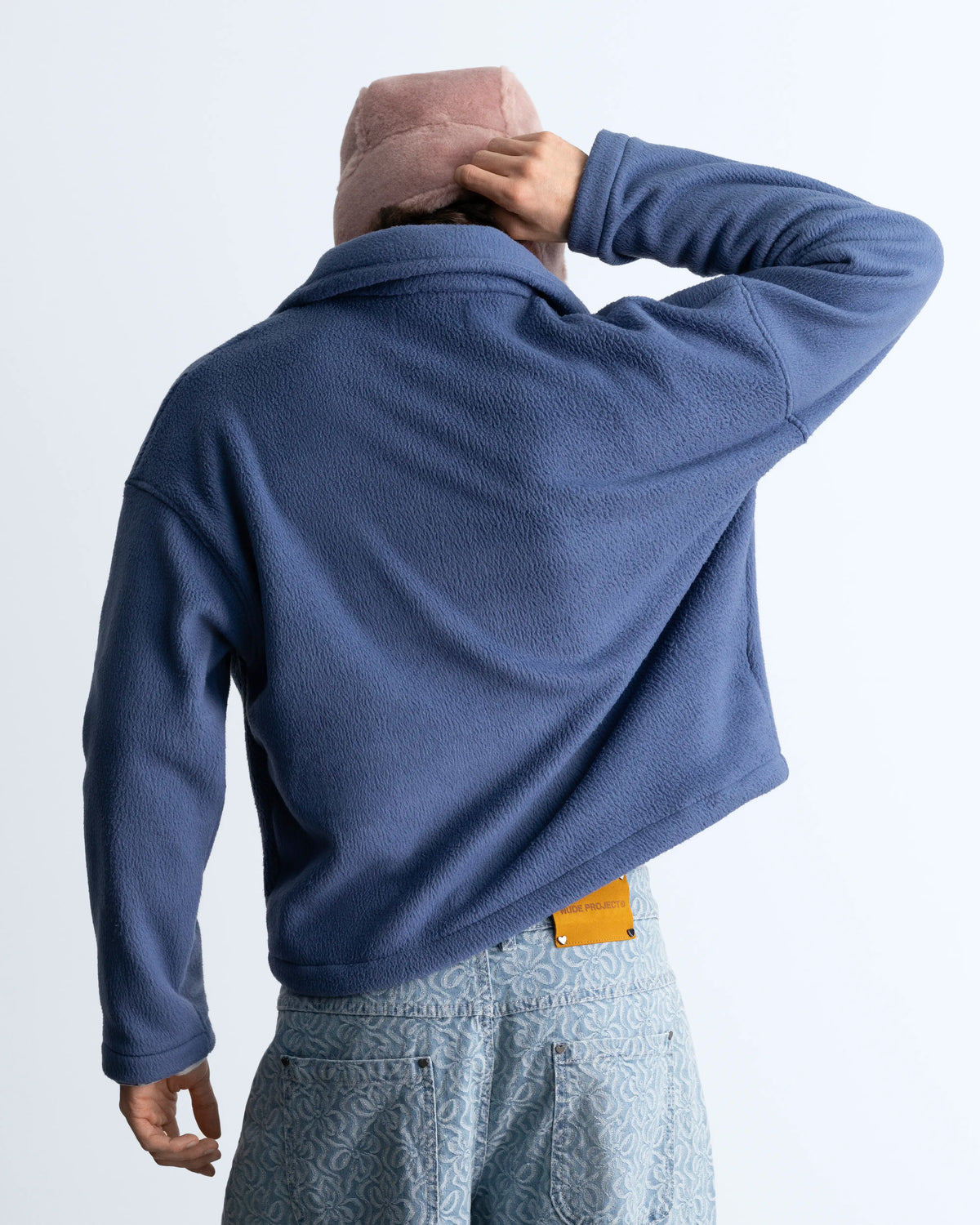 MAN [Model is 1.83 m / 6’0” wearing size M]