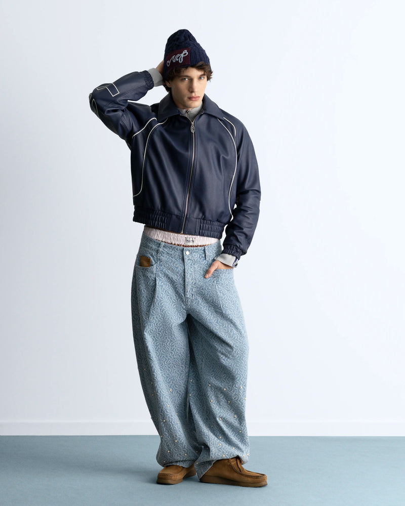 MAN [Model is 1.83 m / 6’0” wearing size M]