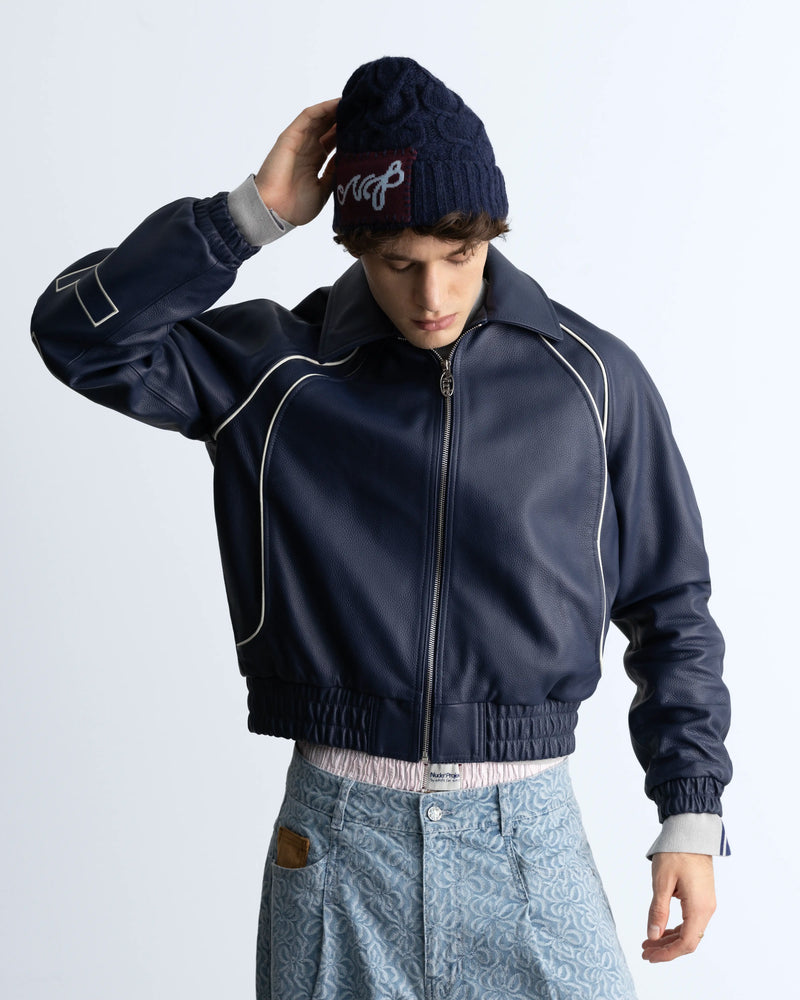 MAN [Model is 1.83 m / 6’0” wearing size M]