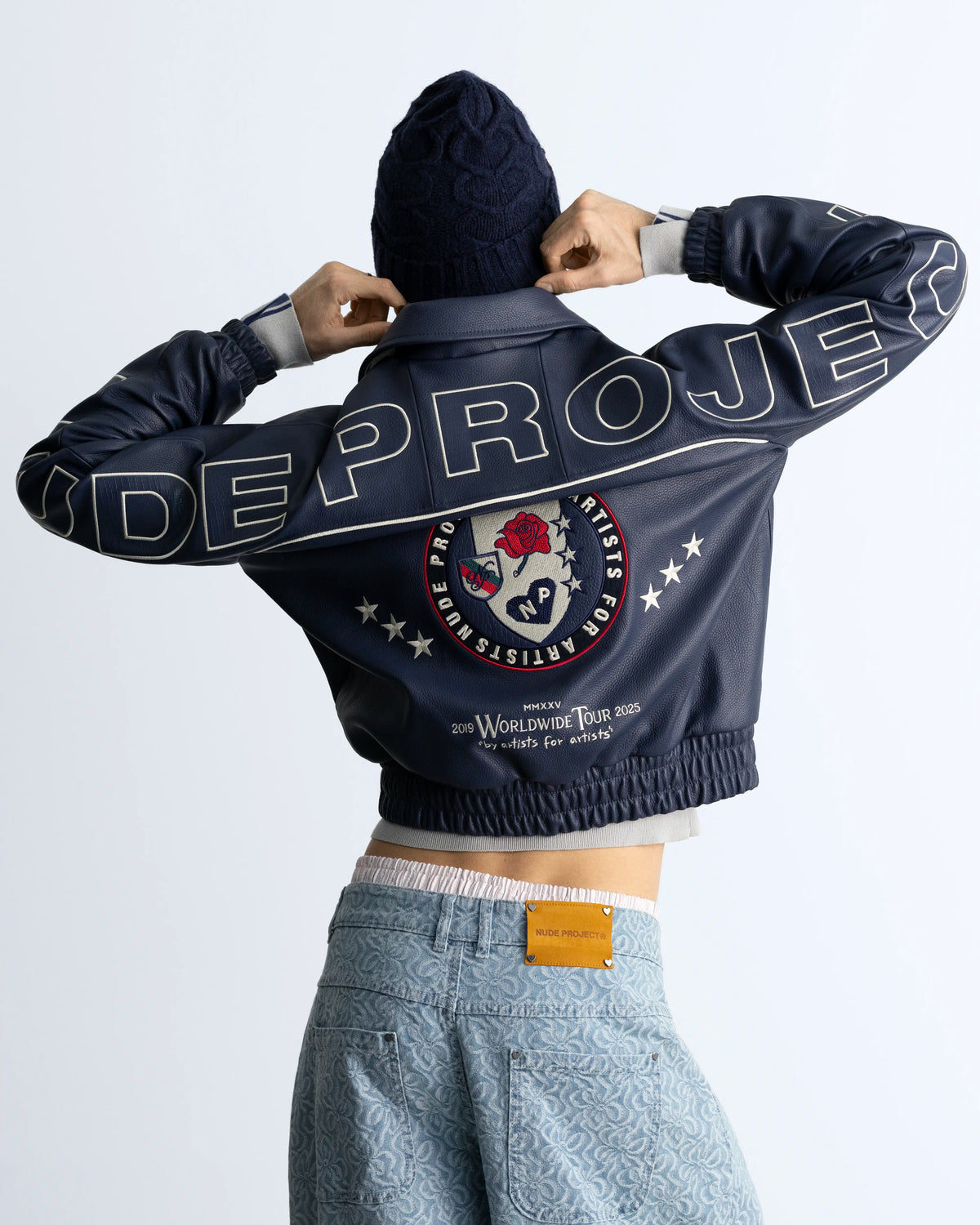 MAN [Model is 1.83 m / 6’0” wearing size M]