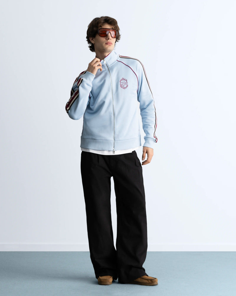 MAN [Model is 1.83 m / 6’0” wearing size L]