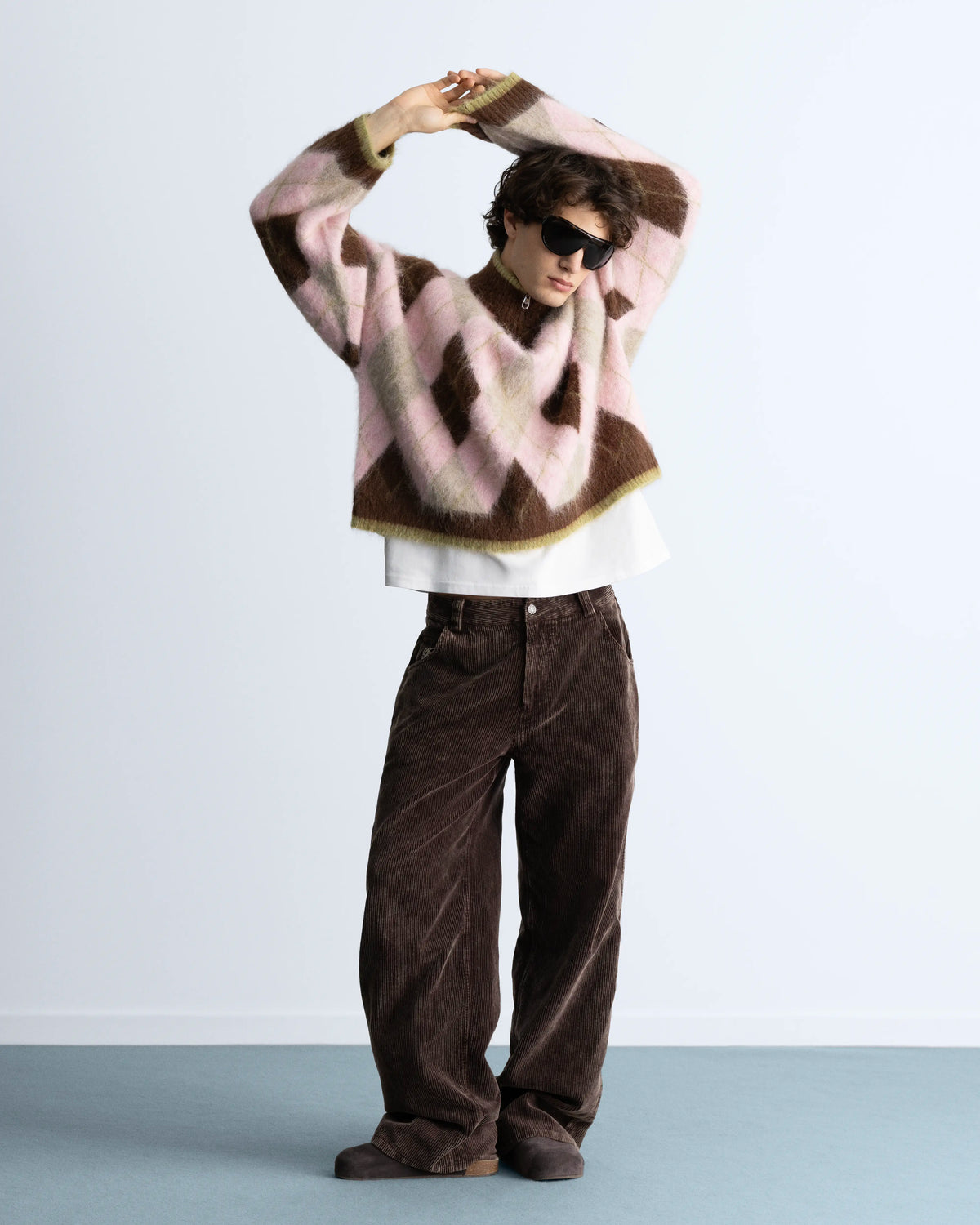 MAN [Model is 1.83 m / 6’0” wearing size M]