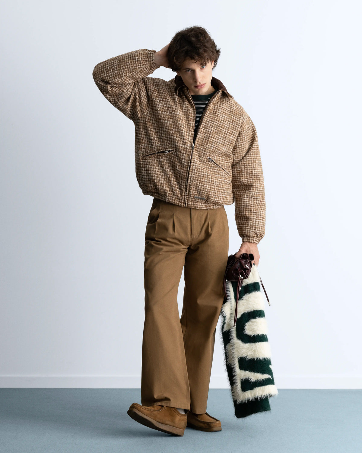 MAN [Model is 1.83 m / 6’0” wearing size M]