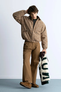 MAN [Model is 1.83 m / 6’0” wearing size M]