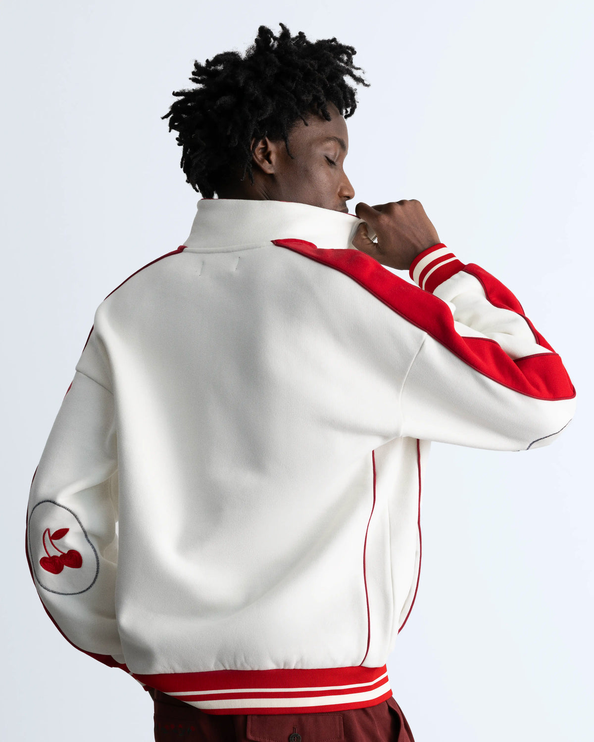 MAN [Model is 1.83 m / 6’0” wearing size M]