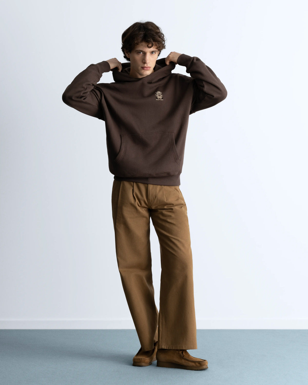 MAN [Model is 1.83 m / 6’0” wearing size L]
