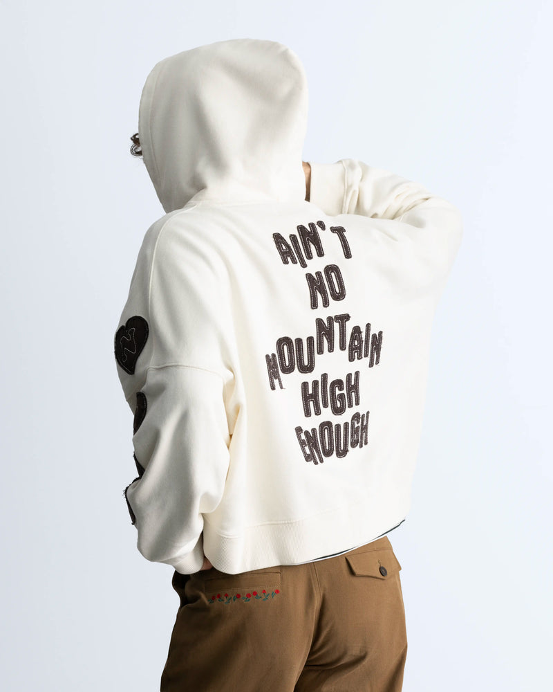 MAN [Model is 1.83 m / 6’0” wearing size M]