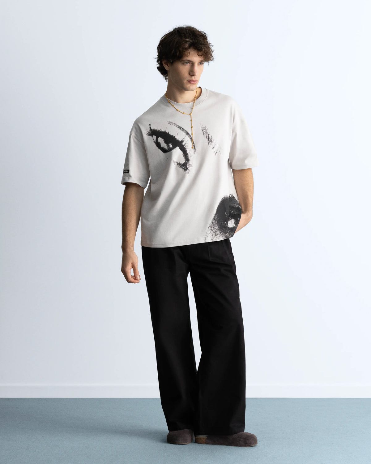 MAN [Model is 1.83 m / 6’0” wearing size M]