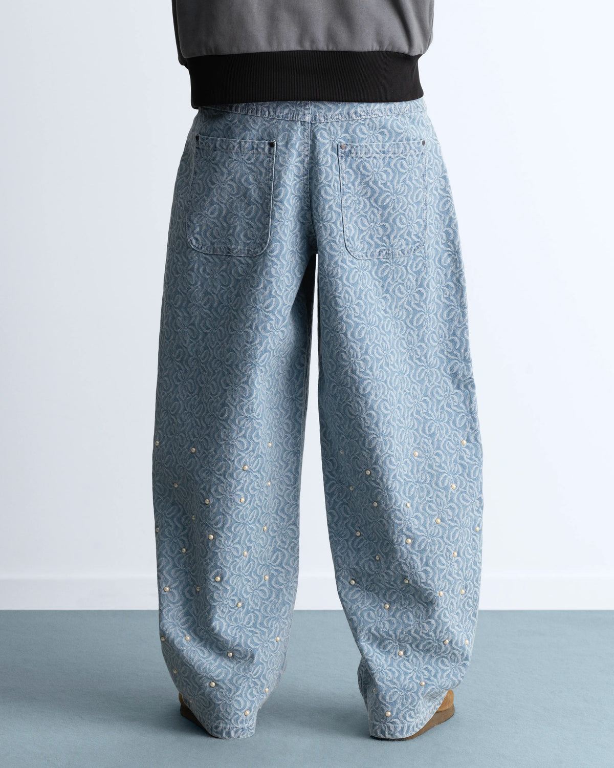 MAN [Model is 1.89 m / 6’2” wearing size L]