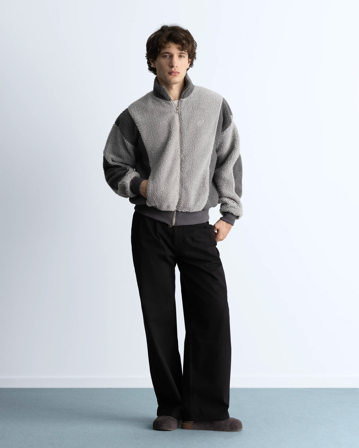 MAN [Model is 1.83 m / 6’0” wearing size M]