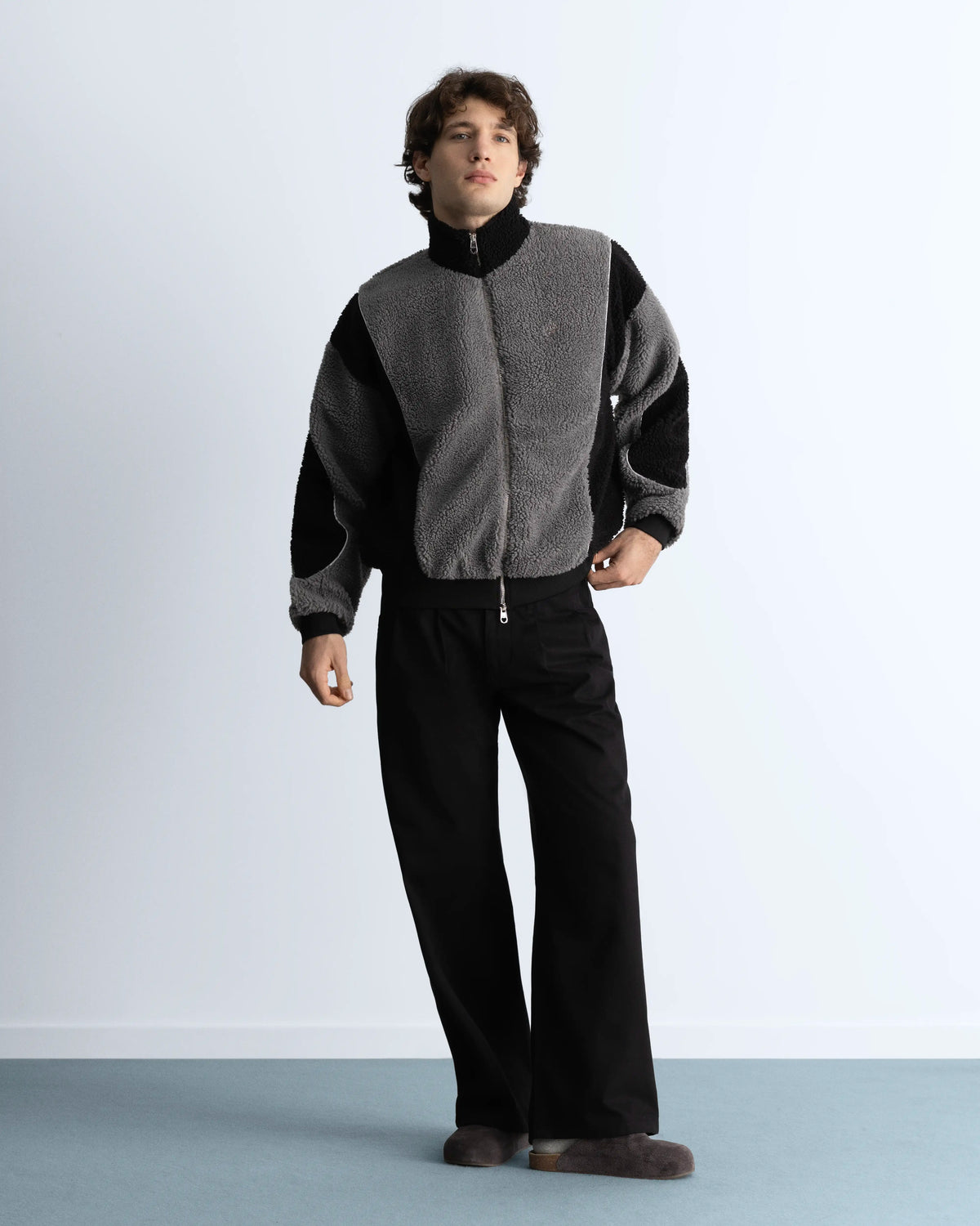 MAN [Model is 1.83 m / 6’0” wearing size M]