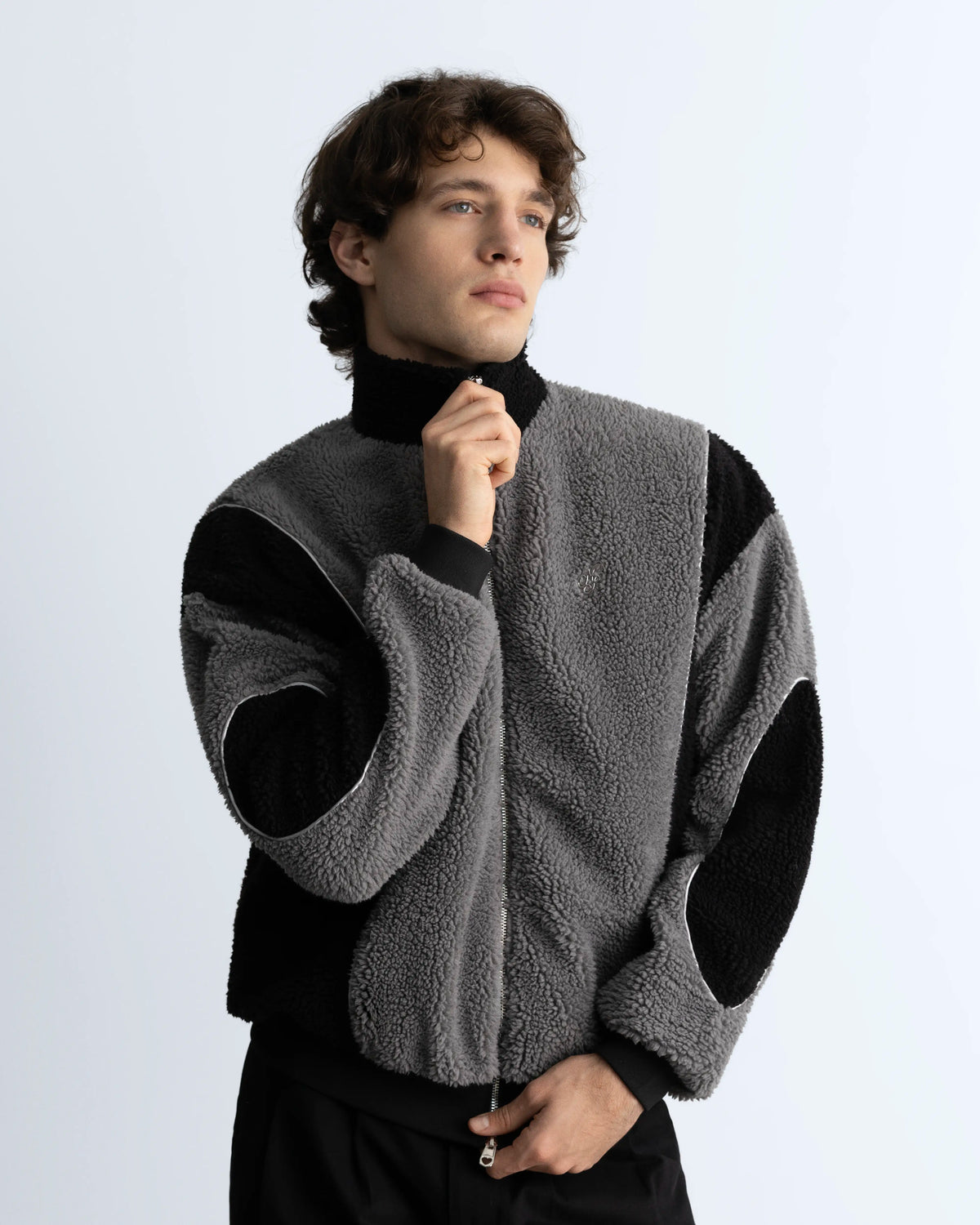 MAN [Model is 1.83 m / 6’0” wearing size M]