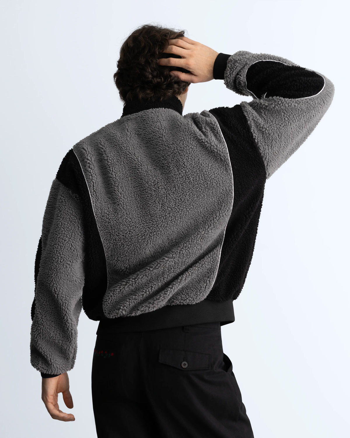 MAN [Model is 1.83 m / 6’0” wearing size M]