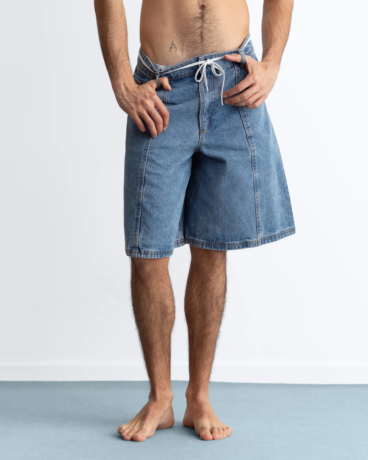 MAN [Model is 187cm / 6'2" wearing size 40]