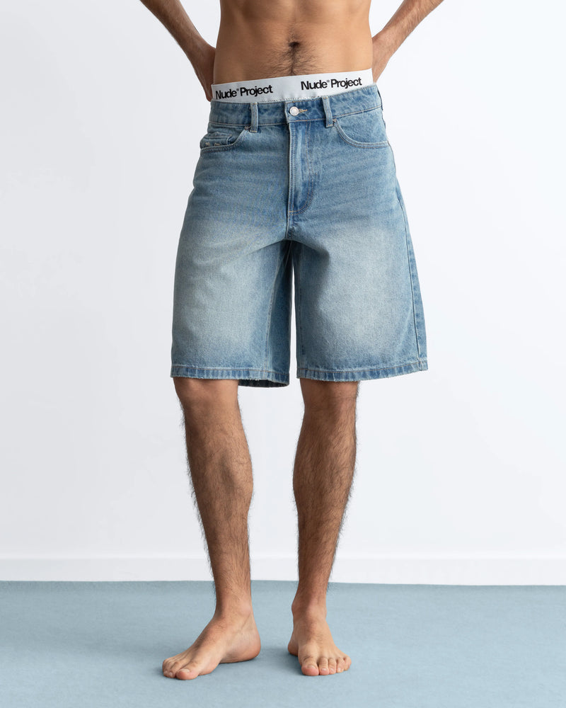 MAN [Model is 187 cm / 6'2" wearing size 40]