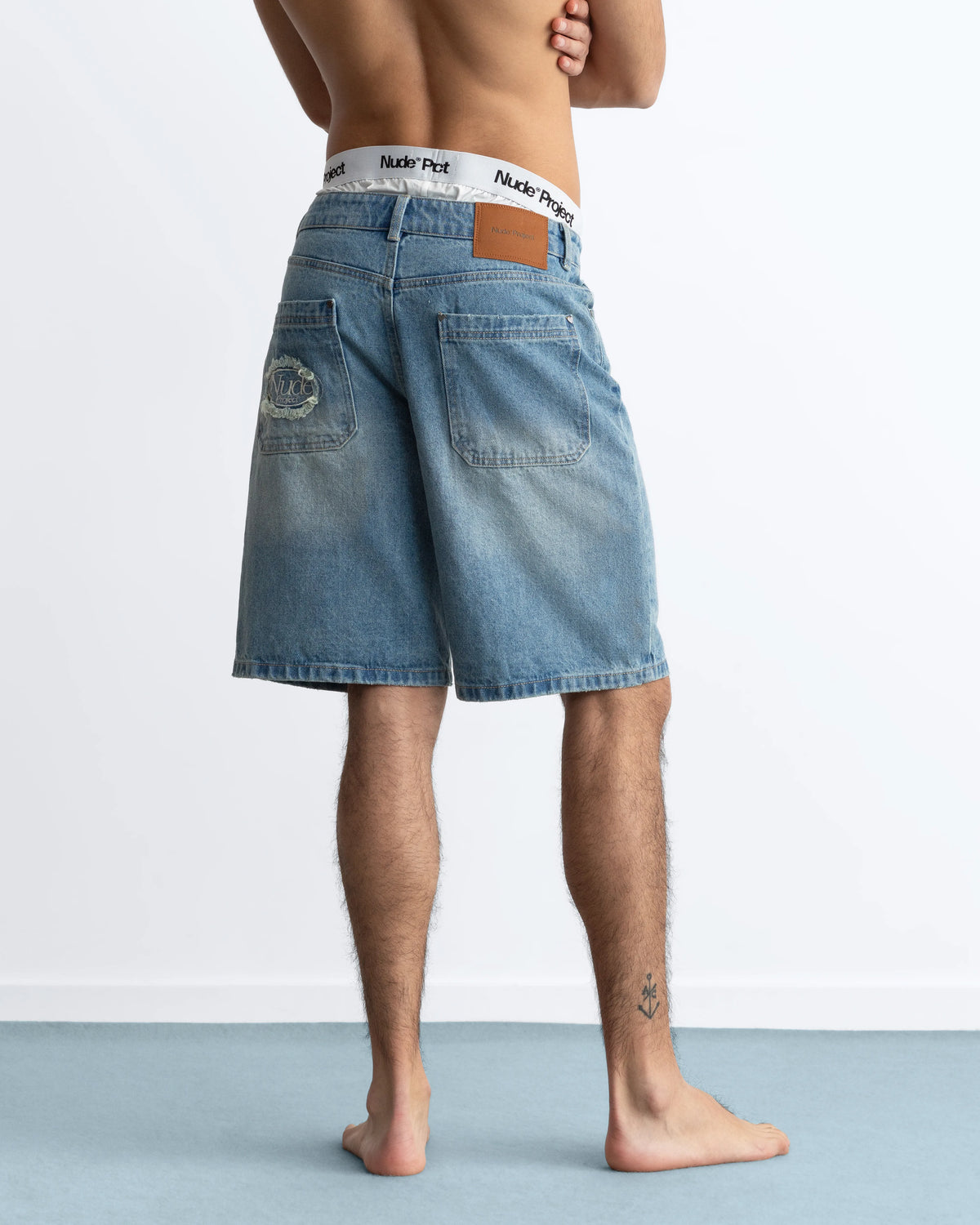 MAN [Model is 187 cm / 6'2" wearing size 40]