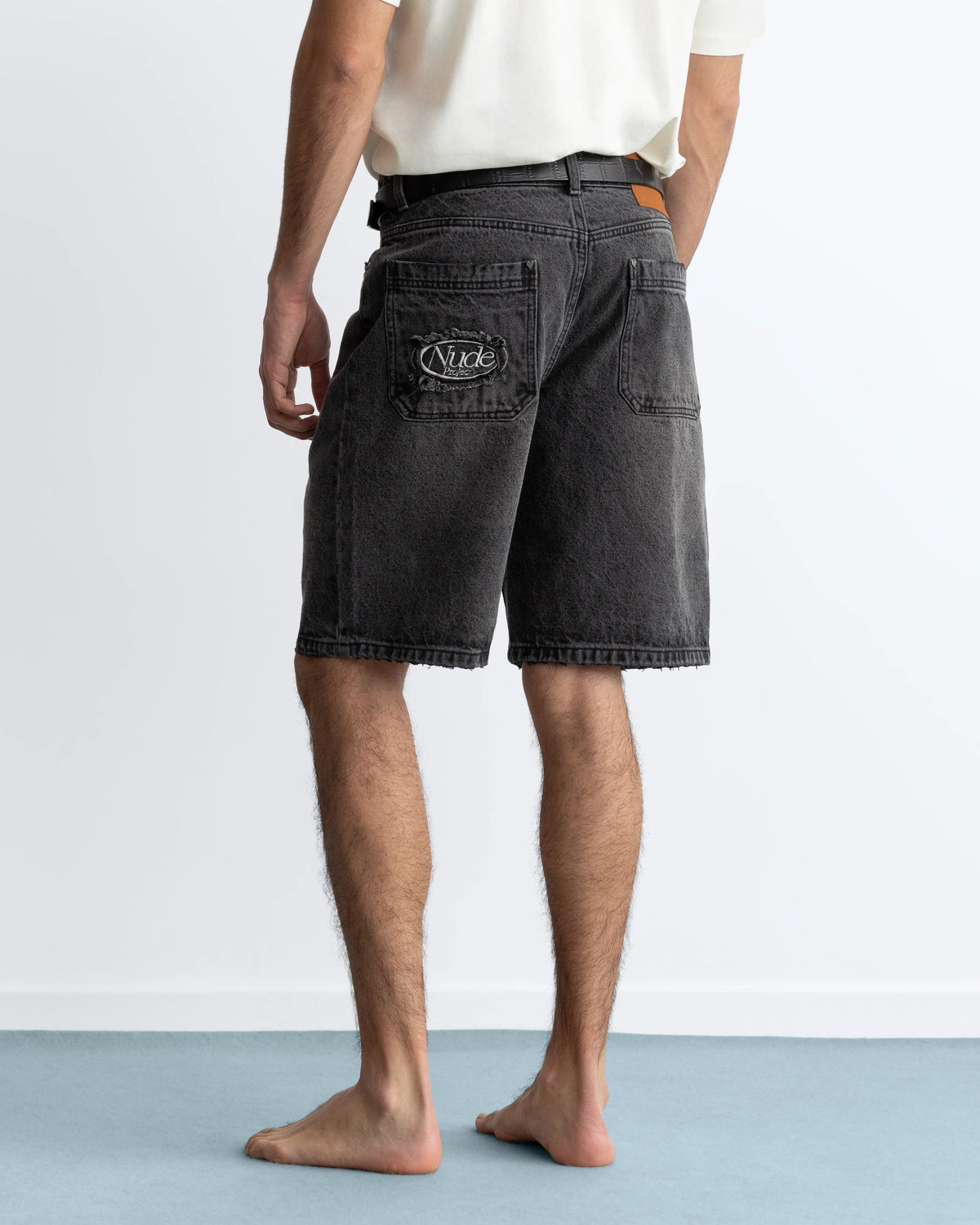 MAN [Model is 187 cm / 6'2" wearing size 40]