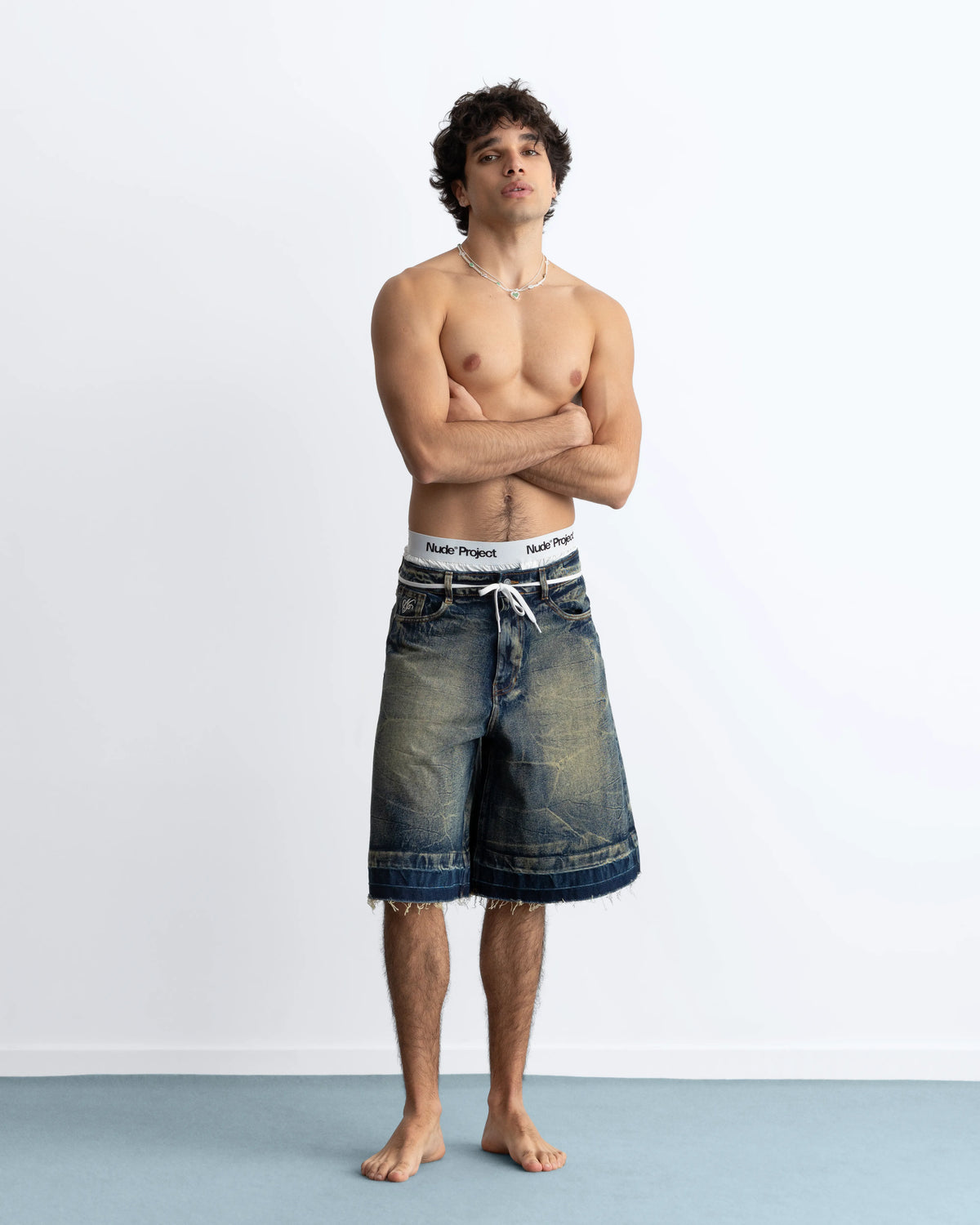 MAN [Model is 187 cm / 6'2" wearing size 40]