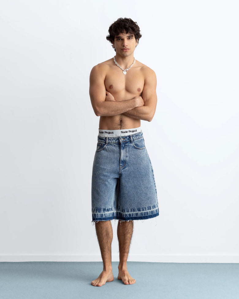 MAN [Model is 187 cm / 6'2" wearing size 40]