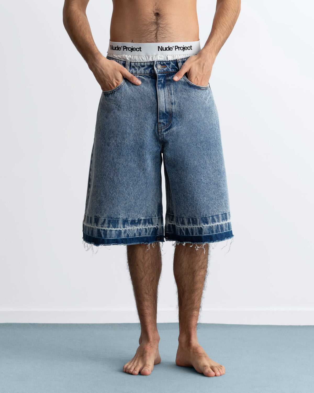 MAN [Model is 187 cm / 6'2" wearing size 40]