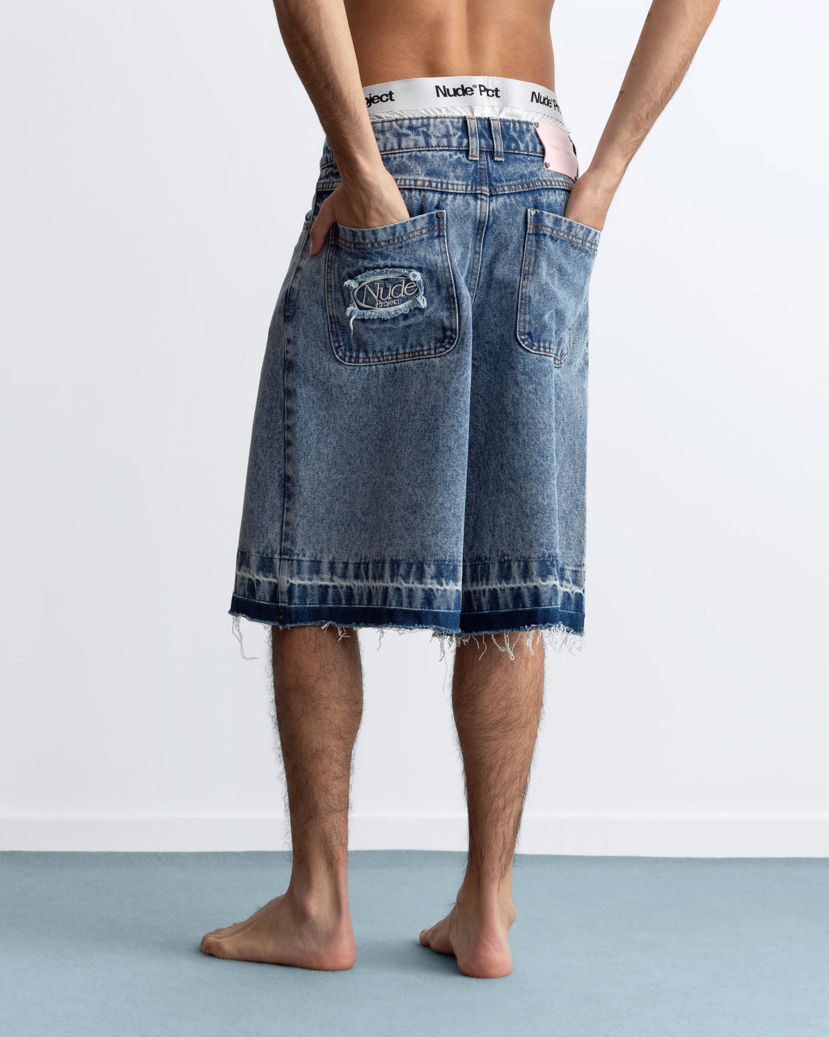 MAN [Model is 187 cm / 6'2" wearing size 40]