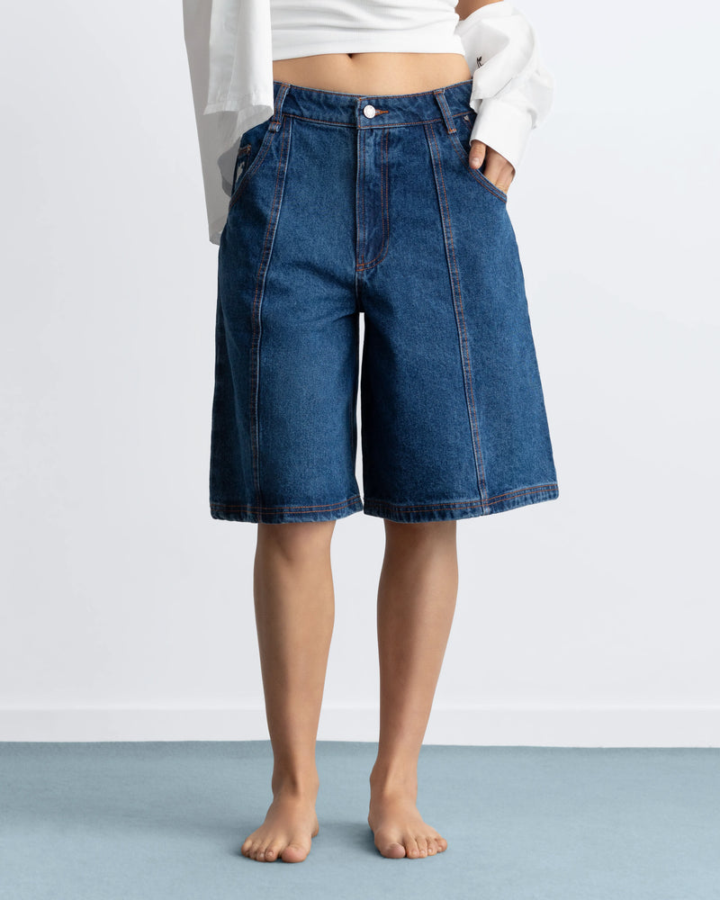 WOMAN [Model is 173 cm / 5’8” wearing size 38]