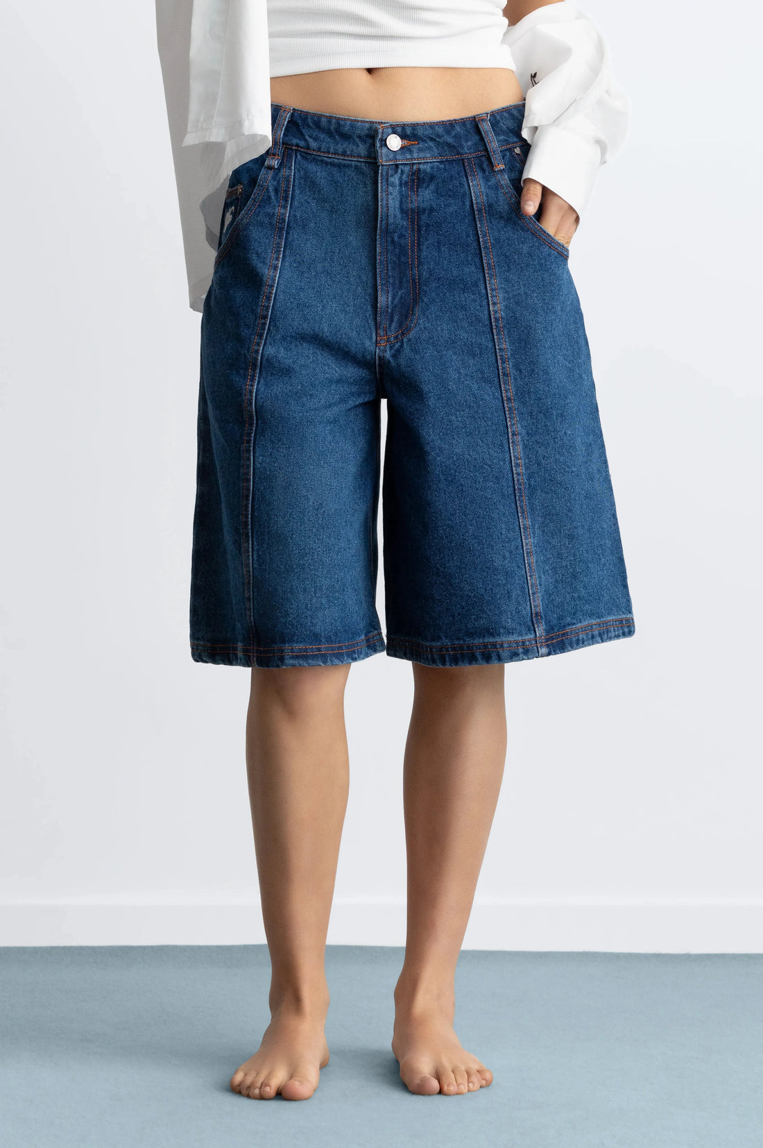 WOMAN [Model is 173 cm / 5’8” wearing size 38]