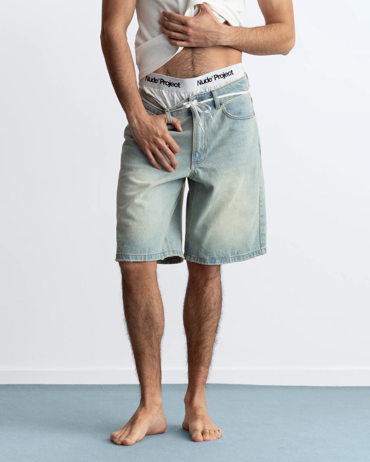 MAN [Model is 187 cm / 6'2" wearing size 40]