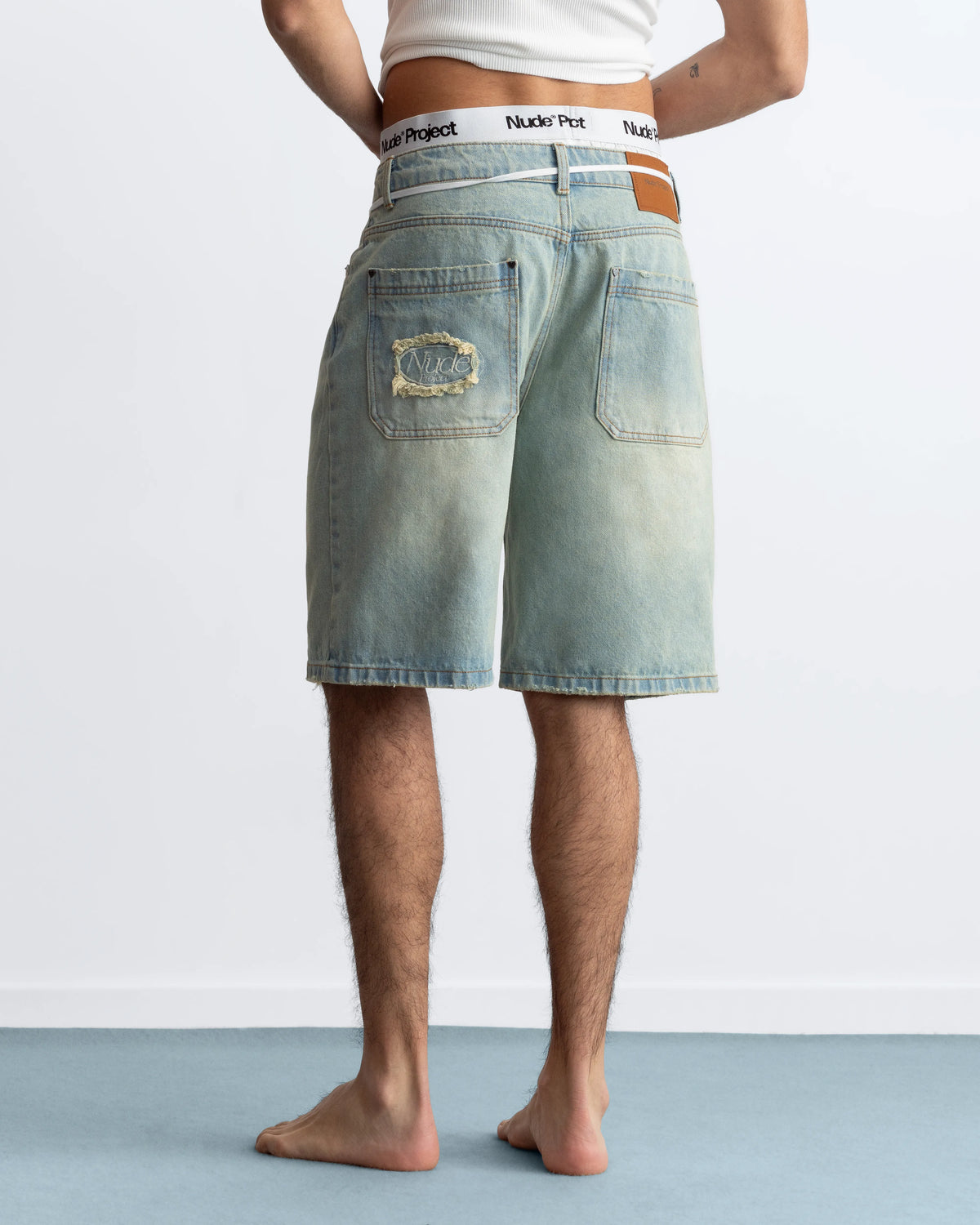 MAN [Model is 187 cm / 6'2" wearing size 40]