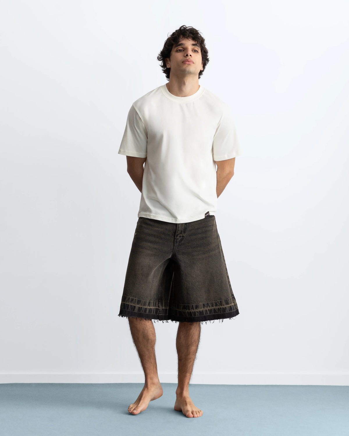 MAN [Model is 187 cm / 6'2" wearing size 40]