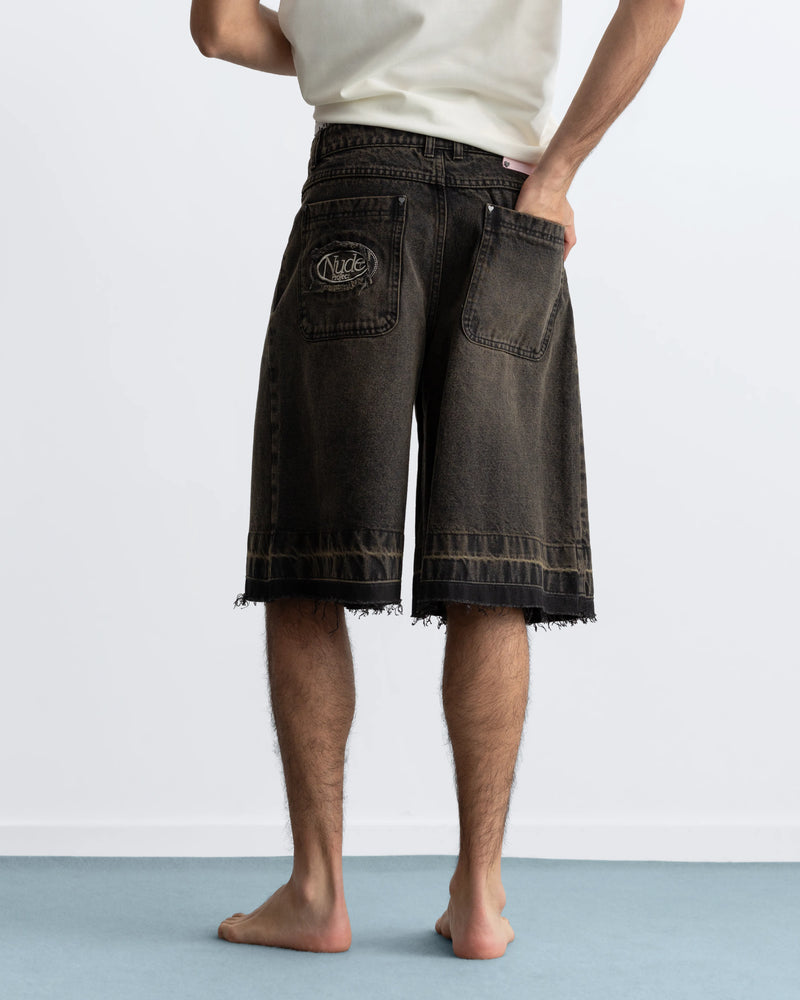 MAN [Model is 187 cm / 6'2" wearing size 40]