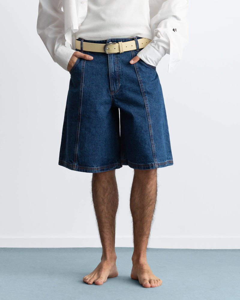 MAN [Model is 187 cm / 6'2" wearing size 40]