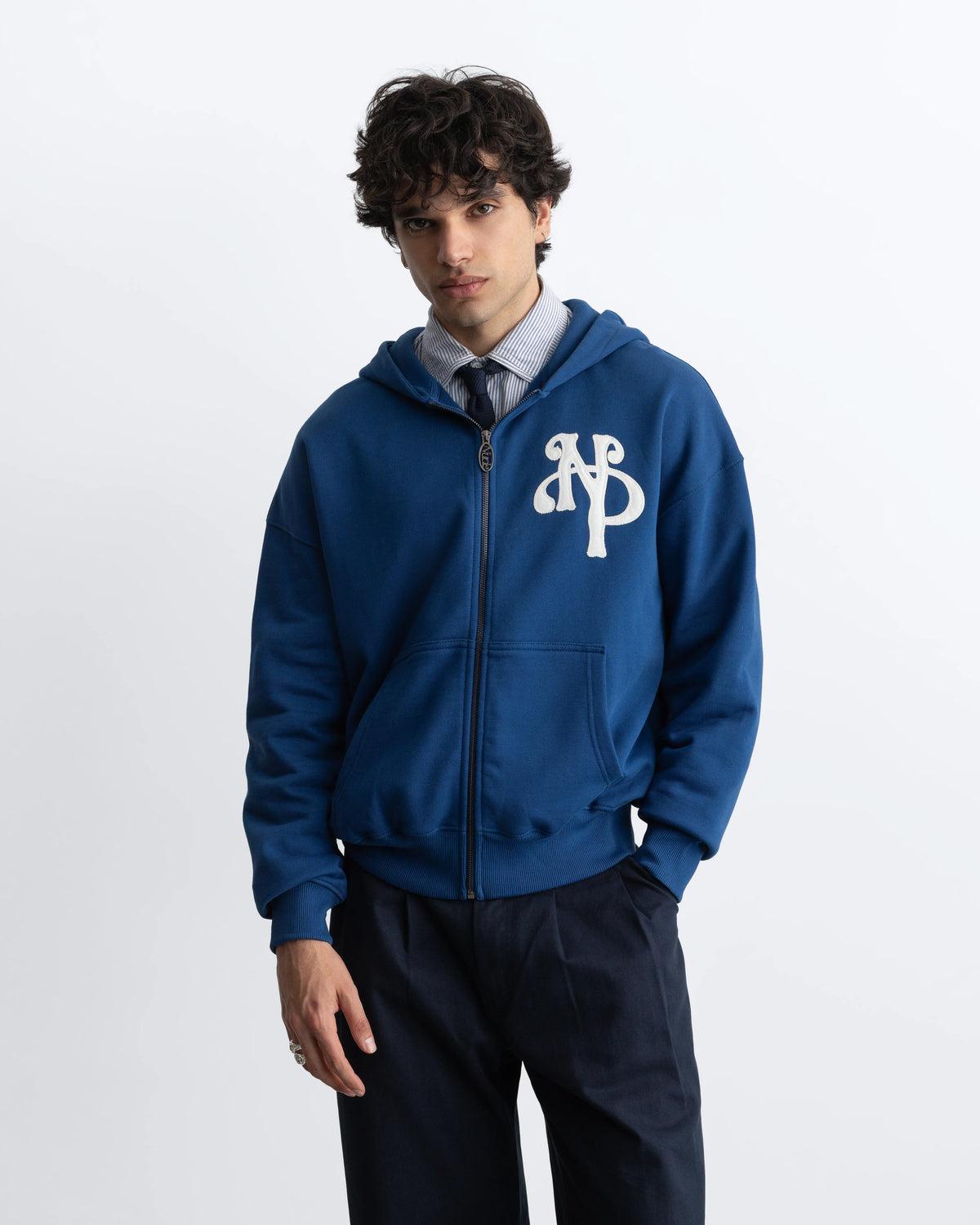 MAN [Model is 187 cm / 6'2" wearing size M]