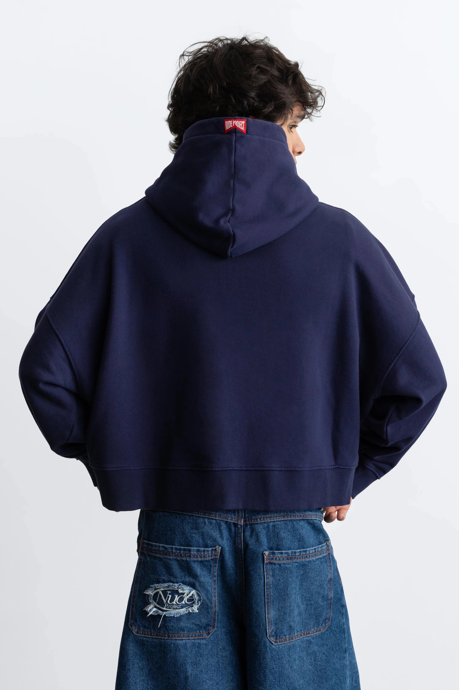 MAN [Model is 187 cm / 6'2" wearing size M]