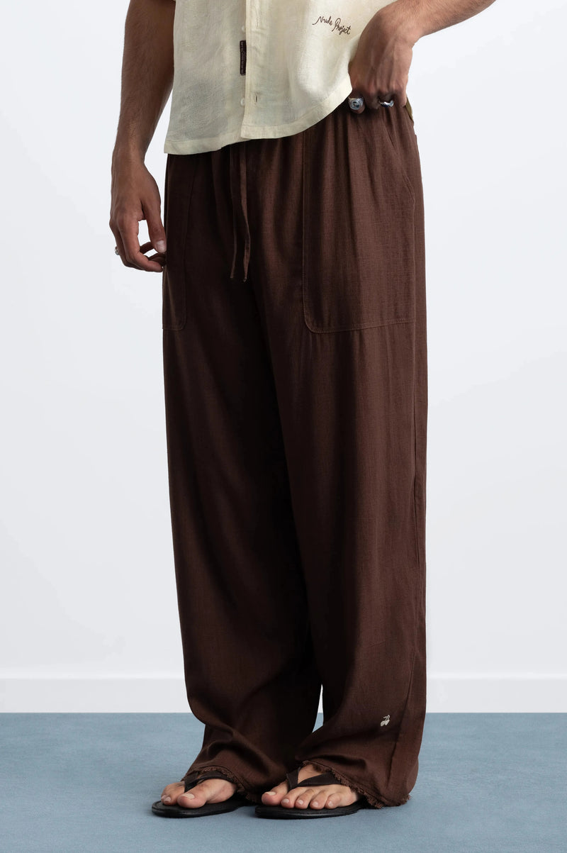 MAN [Model is 187cm / 6’2” wearing size M]